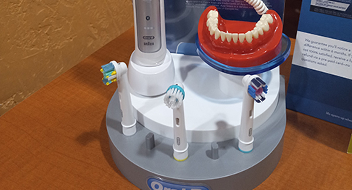 Electric toothbrush teeth cleaning